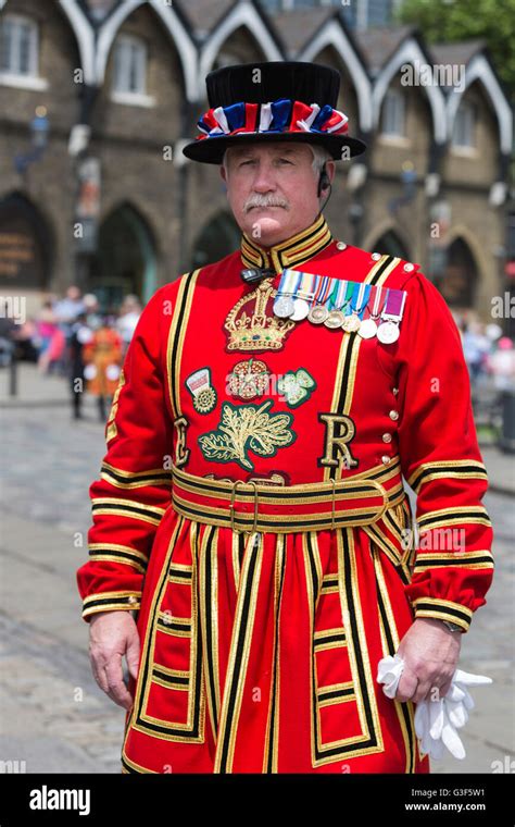 yeoman warders uniforms.